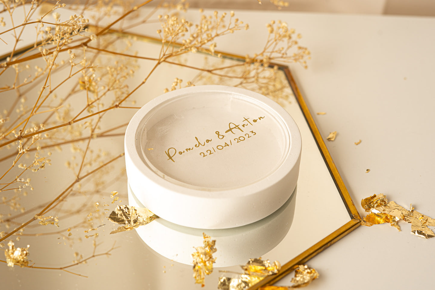 Moderne Ringbox weiß mit personalisierter Acryl-Scheibe | Ein besonderes Accessoire für Deine Hochzeit