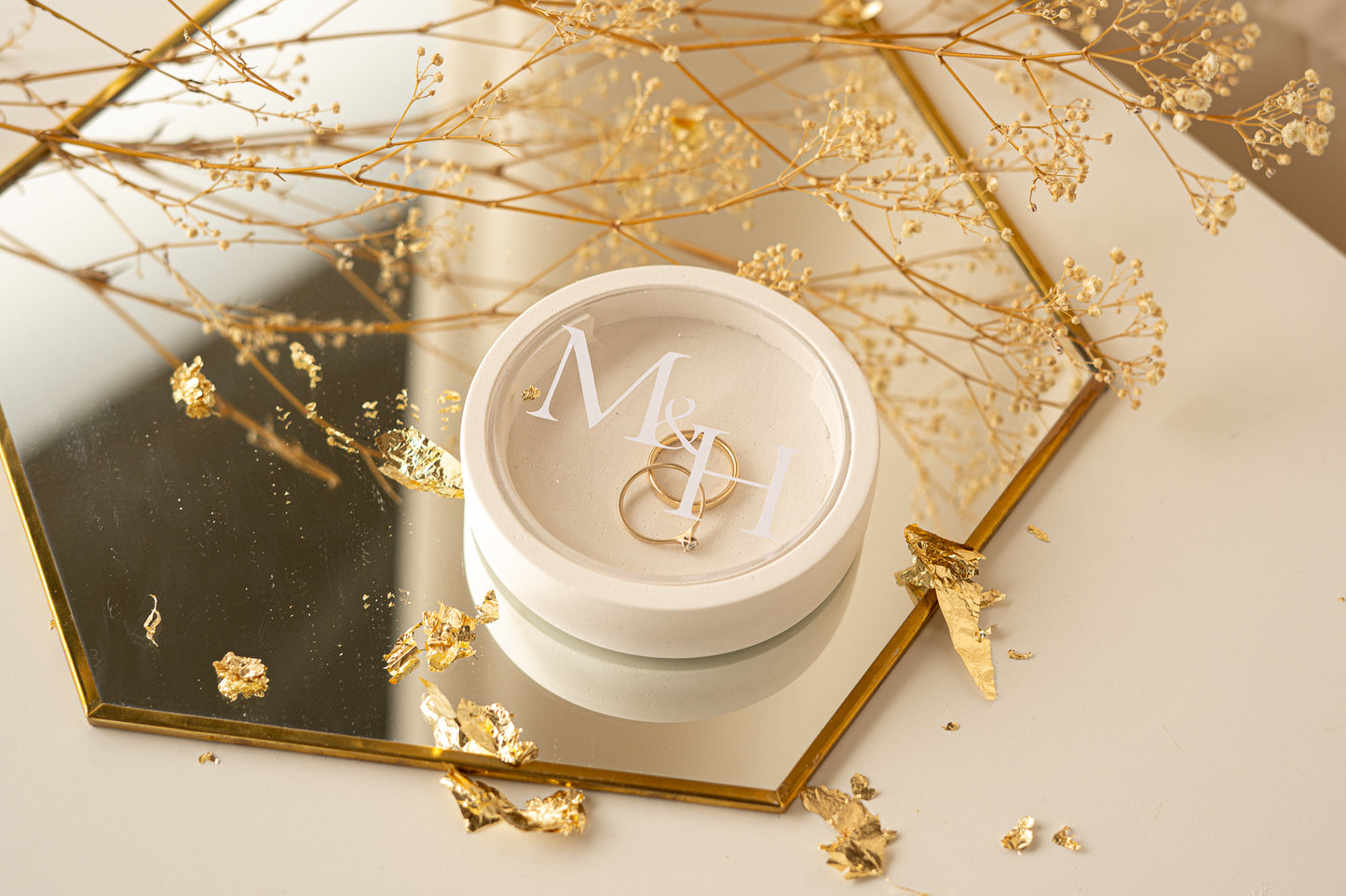 Moderne Ringbox weiß mit personalisierter Acryl-Scheibe | Ein besonderes Accessoire für Deine Hochzeit