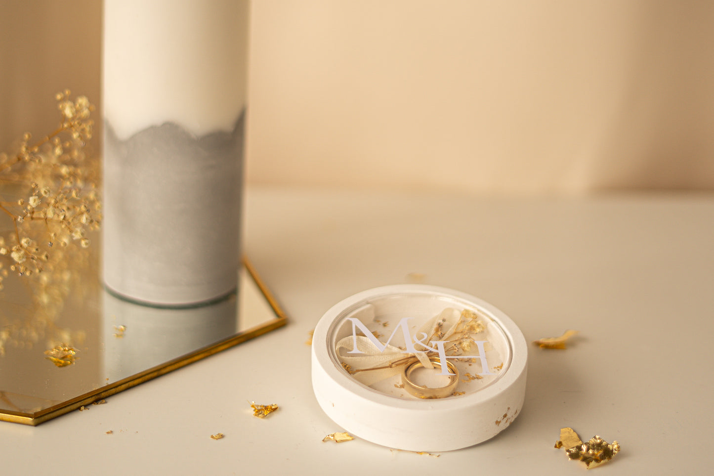 Moderne Ringbox weiß mit personalisierter Acryl-Scheibe | Ein besonderes Accessoire für Deine Hochzeit