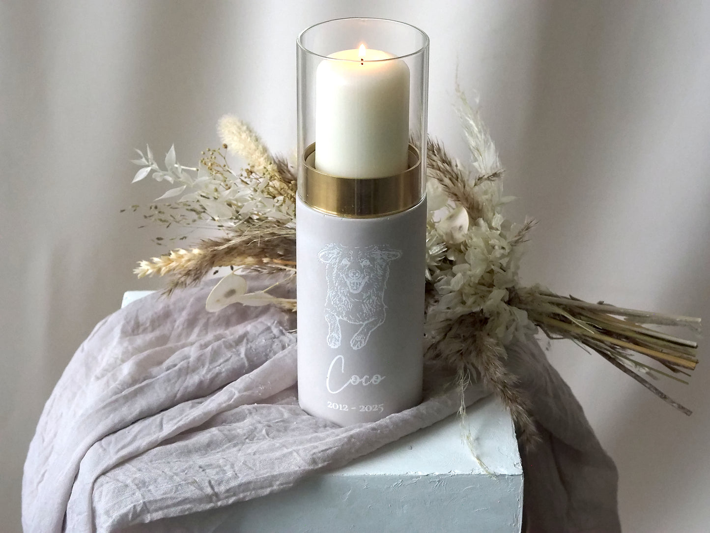 Tierurne als Design-Windlicht – personalisierte Urne mit graviertem Foto für Haustiere | stilvolle Gedenkkerze | Handgefertigt & hochwertig | Name & Datum