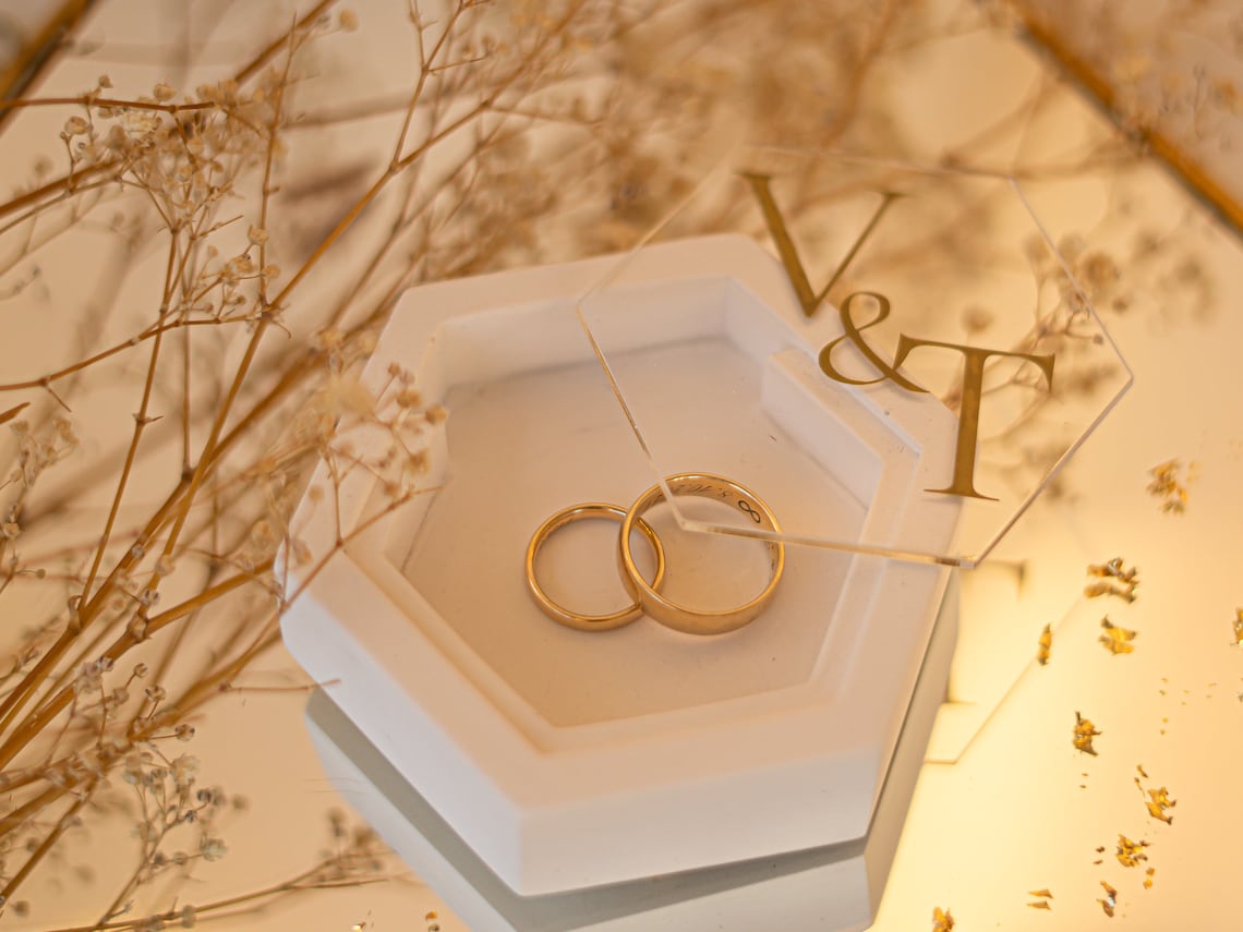 Moderne Ringbox hexagonal mit personalisierter Acryl-Scheibe | Ein besonderes Accessoire für Deine Hochzeit