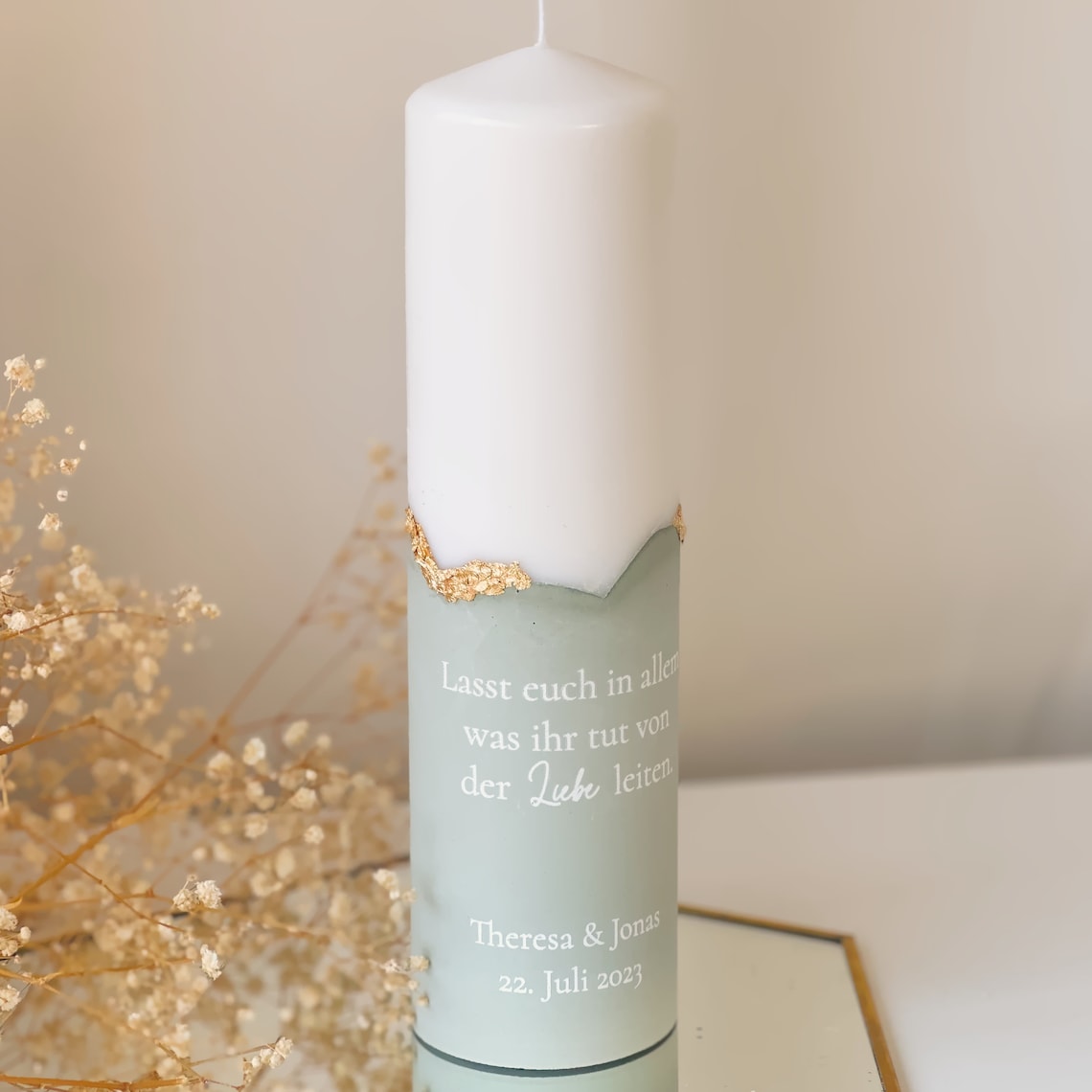 Personalized wedding candle with olive-green plaster base and gold leaf accents | Wedding motto | Names and date