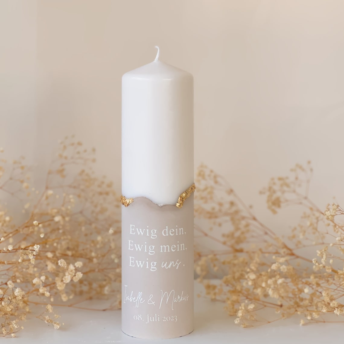 Personalized wedding candle with nude/beige plaster base and gold leaf accents | Wedding motto | Names and date