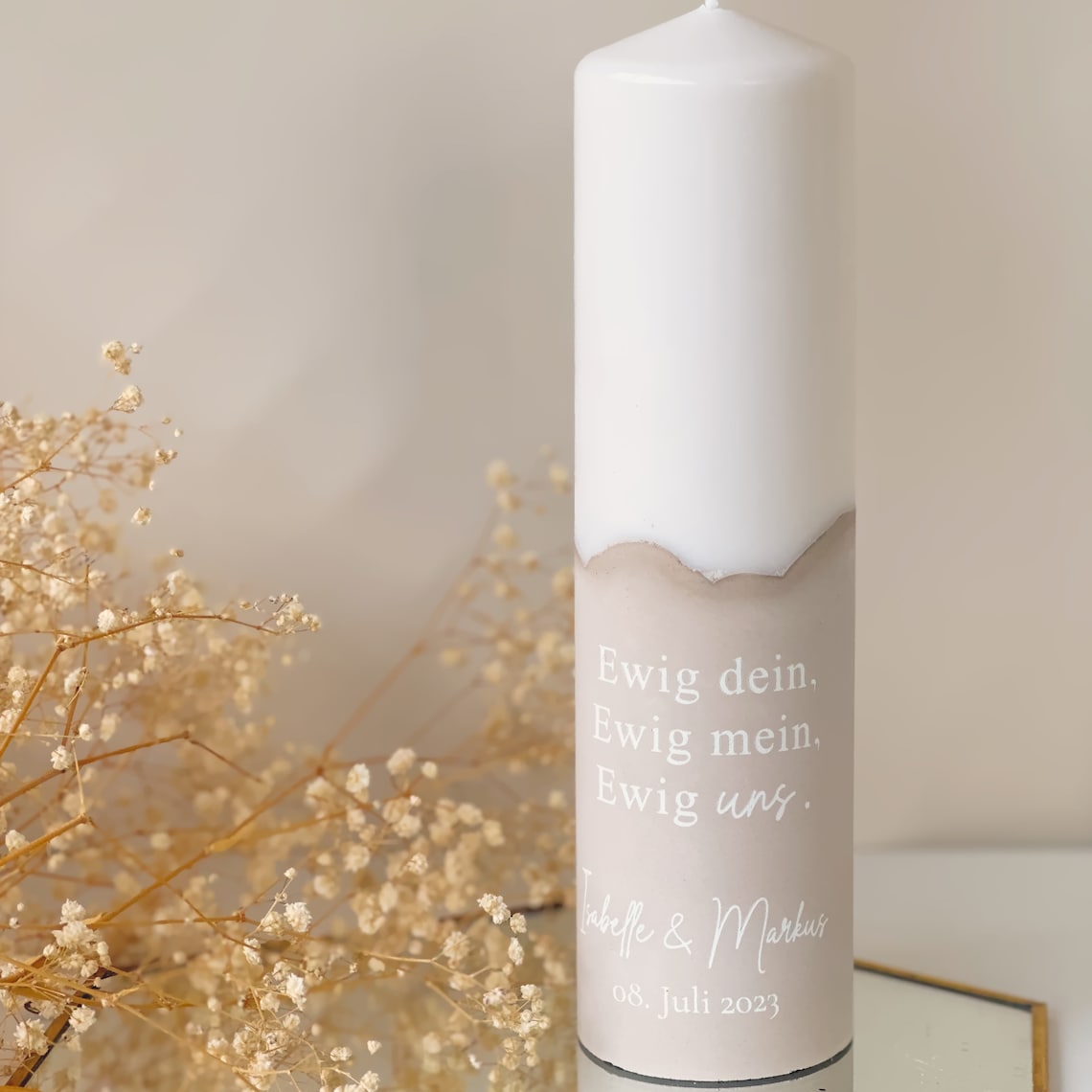 Personalized wedding candle with nude/beige plaster base and gold leaf accents | Wedding motto | Names and date