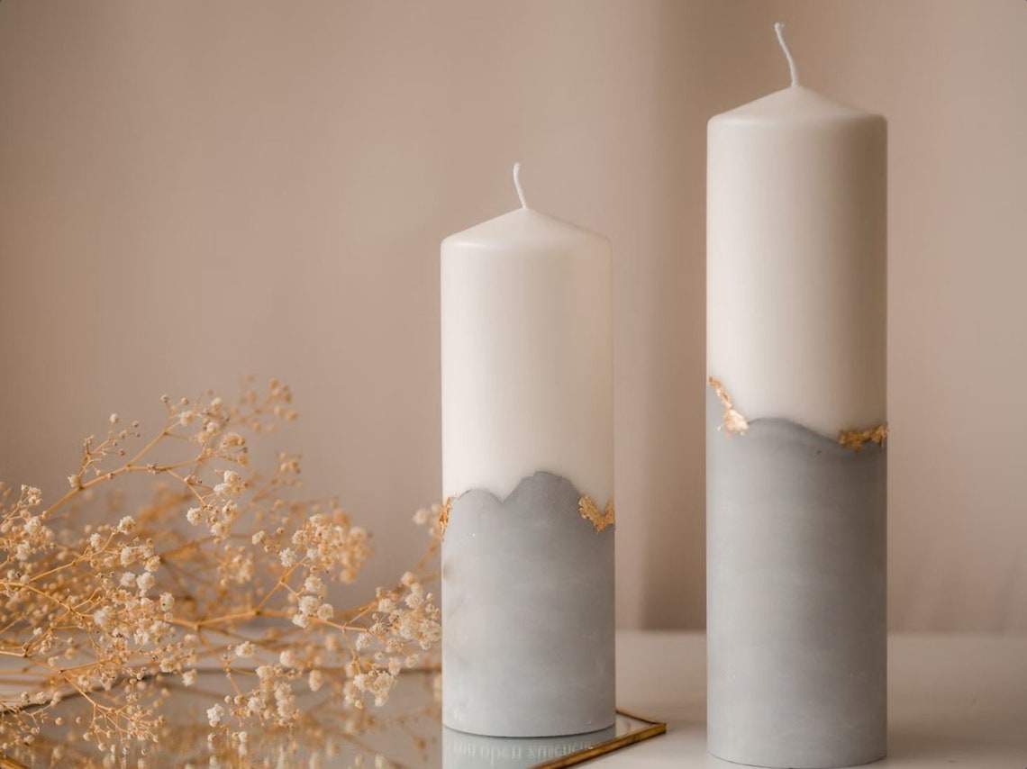 Personalized wedding candle with nude/beige plaster base and gold leaf accents | Wedding motto | Names and date
