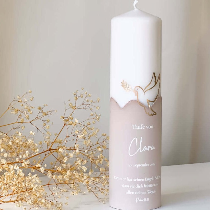 Seitenansicht einer Taufkerze mit einer goldenen Taube als Motiv in der Farbe beige