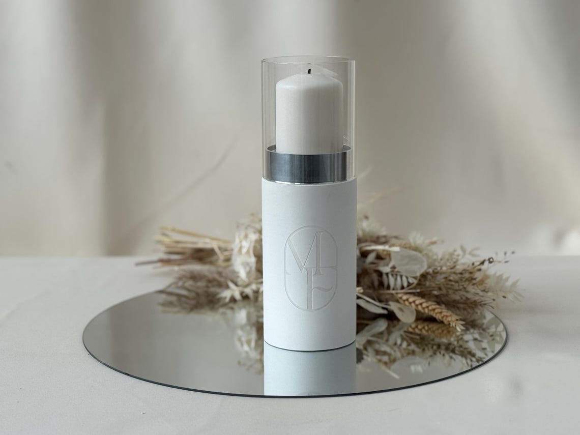 Personalisierte Hochzeitskerze in weiß als Windlicht mit goldenem Ring | Traukerze | LED Kerze | Wiederverwendbare Kerze für eure Trauung mit Initialen und Datum