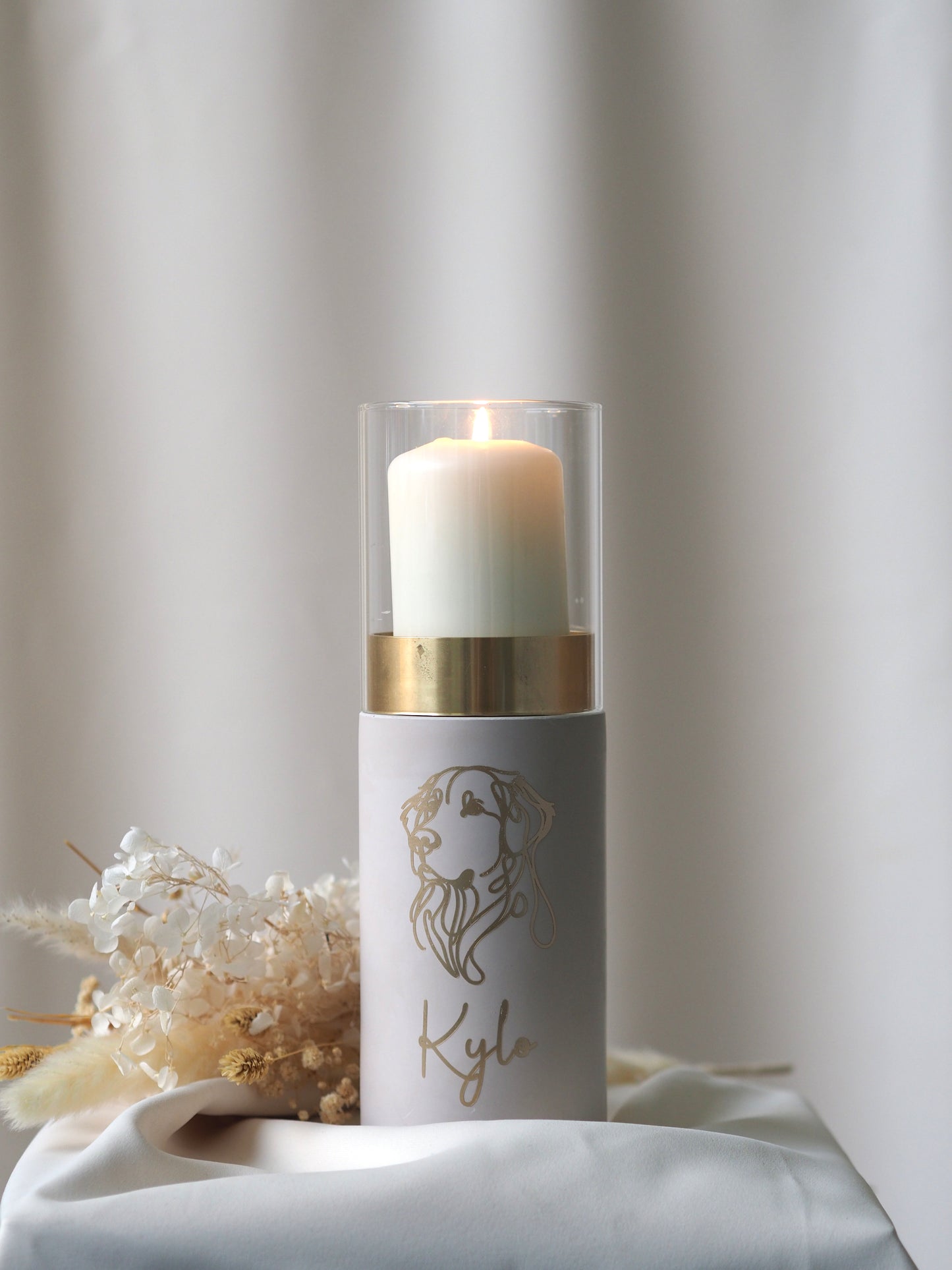 Personalisierte Urne als Windlicht mit goldenem Hundemotiv und Name Kylo