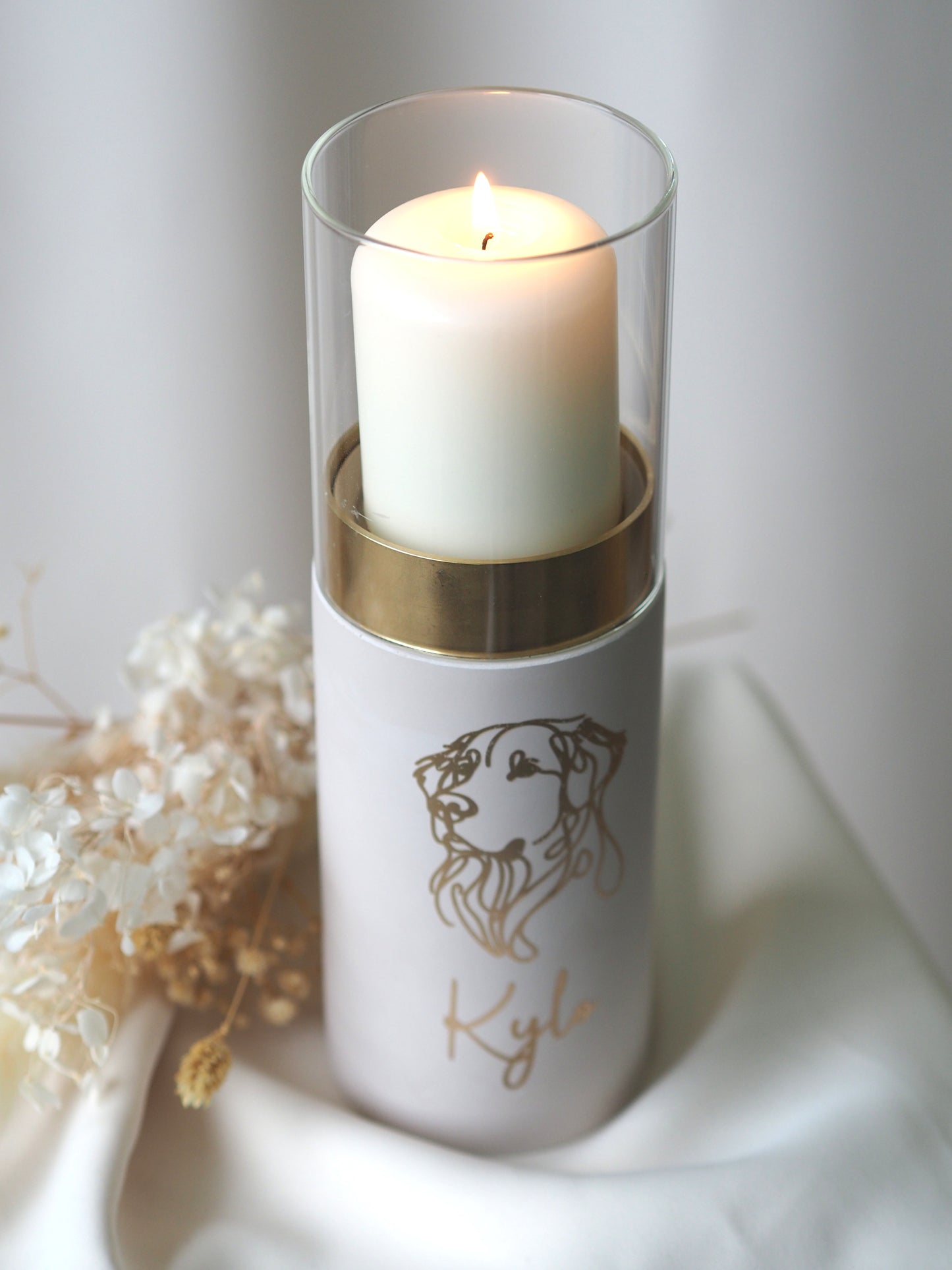 Personalisierte Urne als Windlicht mit goldenem Motiv und Name Kylo