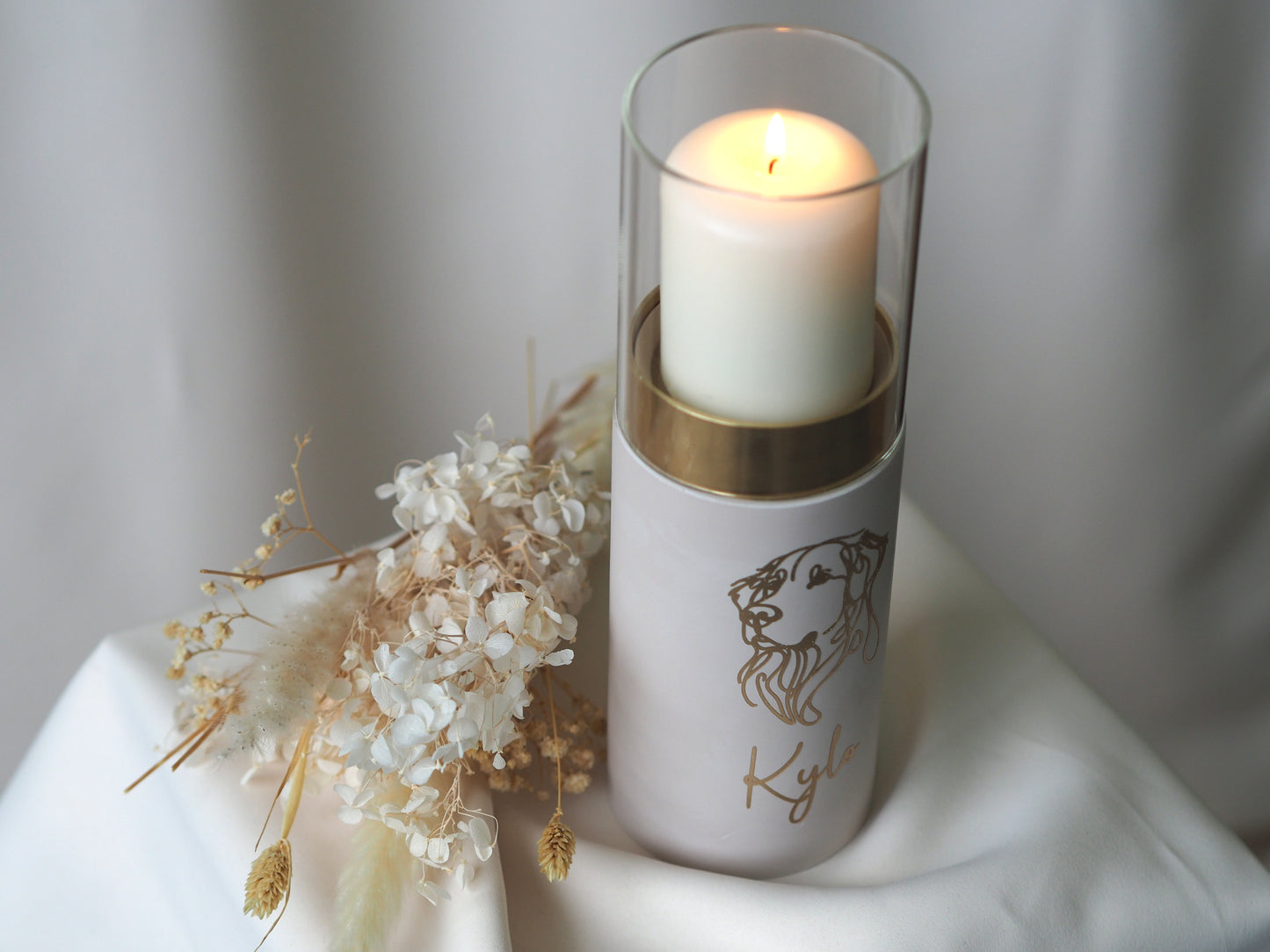 Personalisierte Urne als Windlicht mit goldenem Hundemotiv und Name Kylo