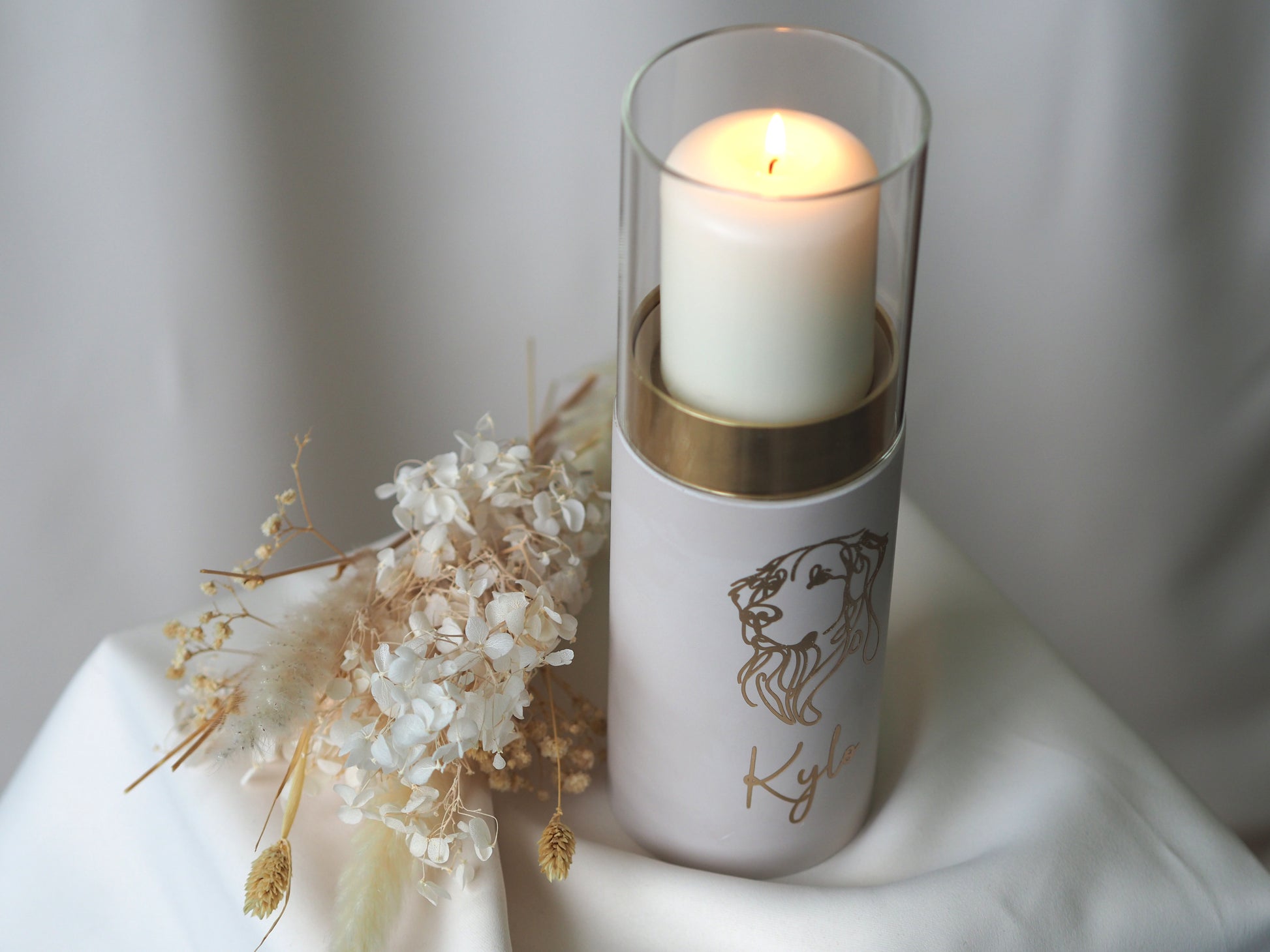 Personalisierte Urne als Windlicht mit goldenem Hundemotiv und Name Kylo