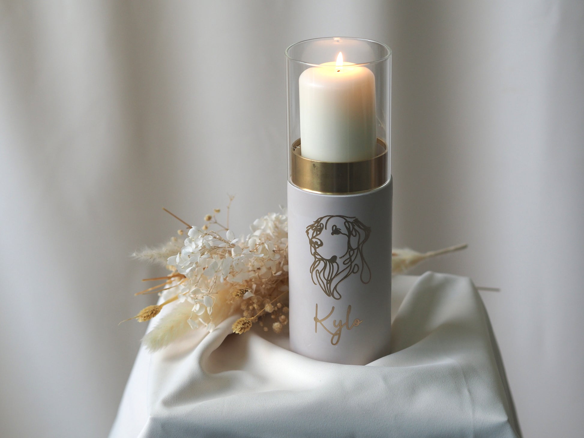 Personalisierte Urne als Windlicht mit goldenem Hundemotiv und Name Kylo