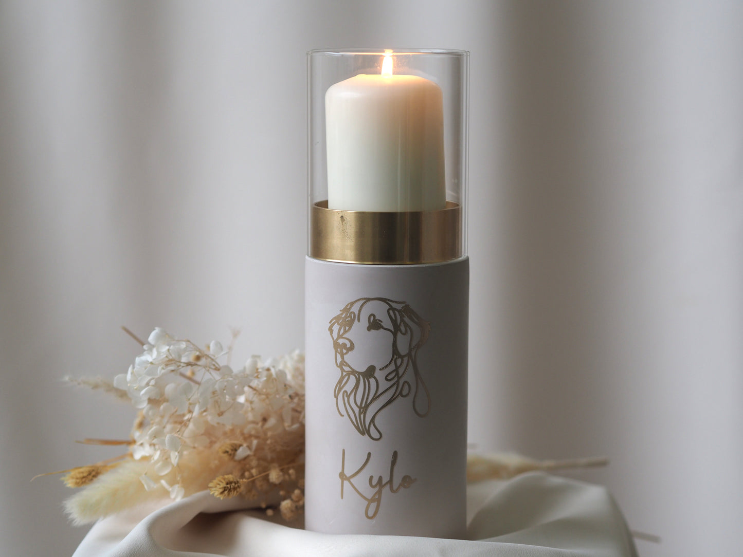 Personalisierte Urne als Windlicht mit goldenem Hundemotiv und Name Kylo
