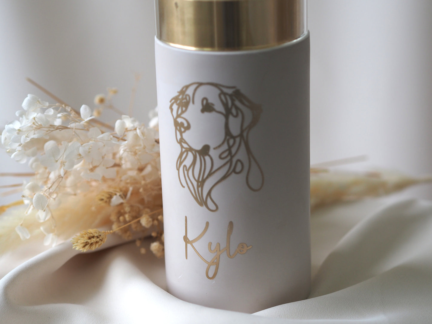 Personalisierte Urne als Windlicht mit goldenem Hundemotiv und Name Kylo