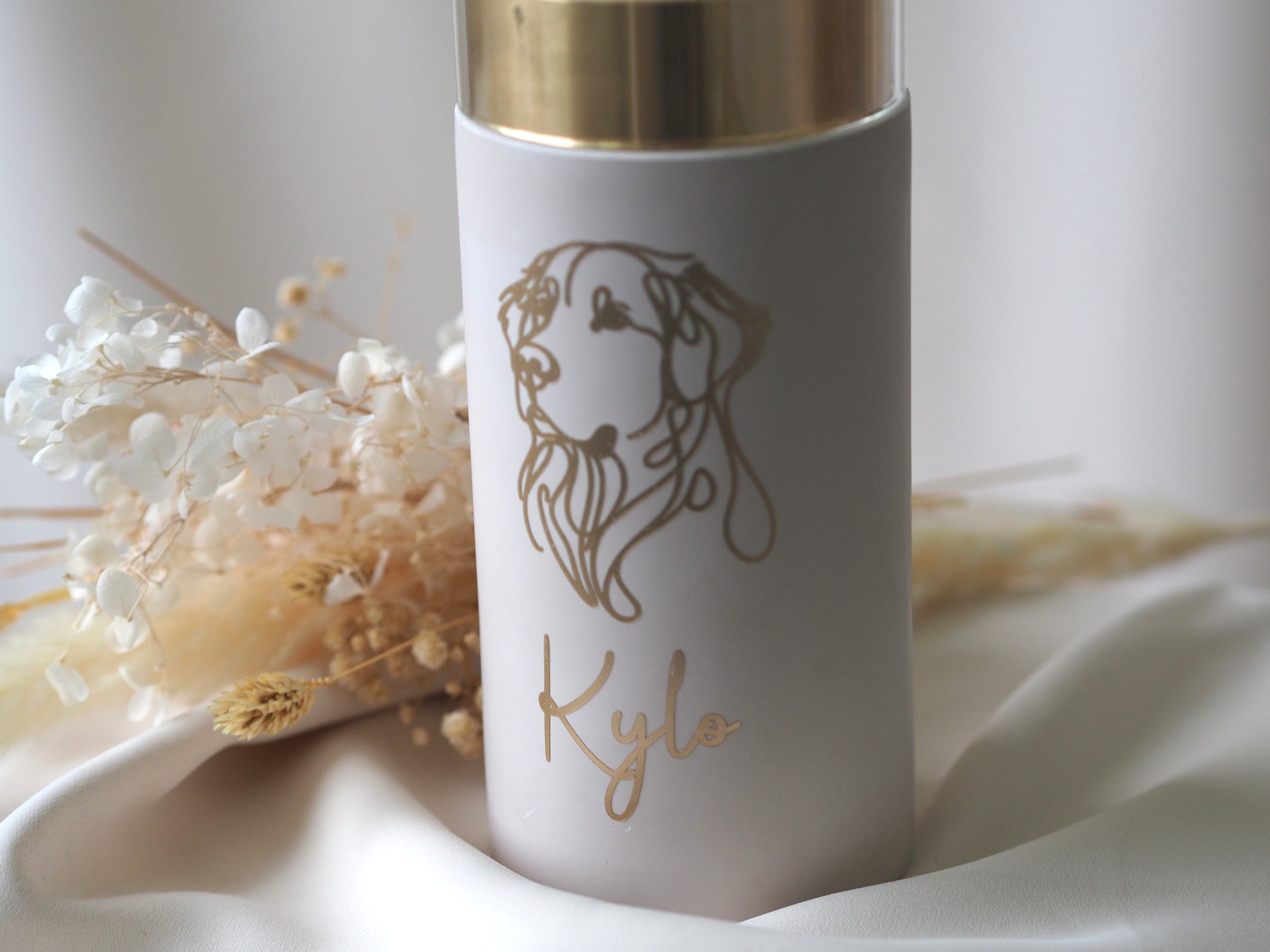 Personalisierte Urne als Windlicht mit goldenem Hundemotiv und Name Kylo