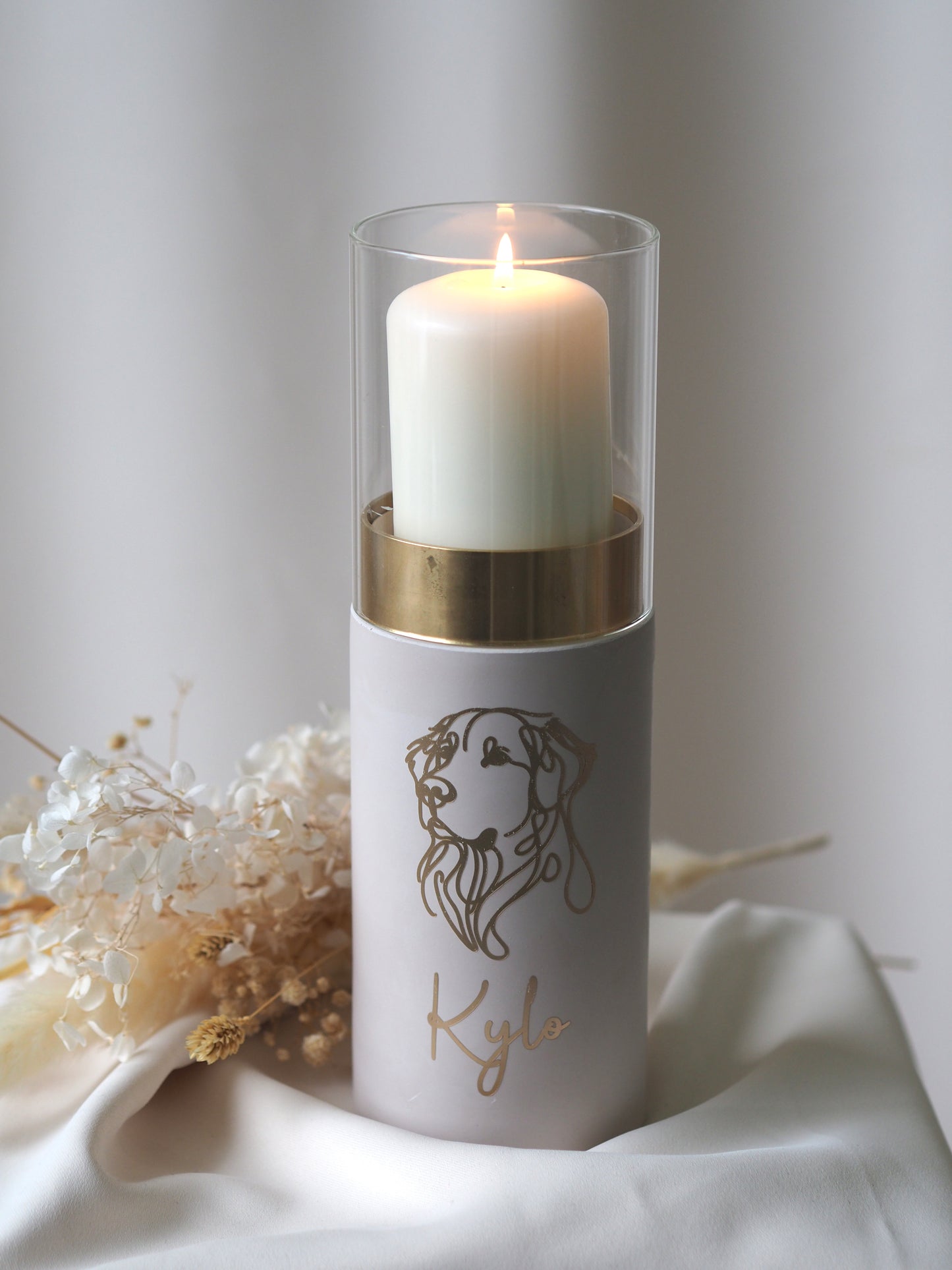 Personalisierte Urne als Windlicht mit goldenem Hundemotiv und Name Kylo im Hochformat