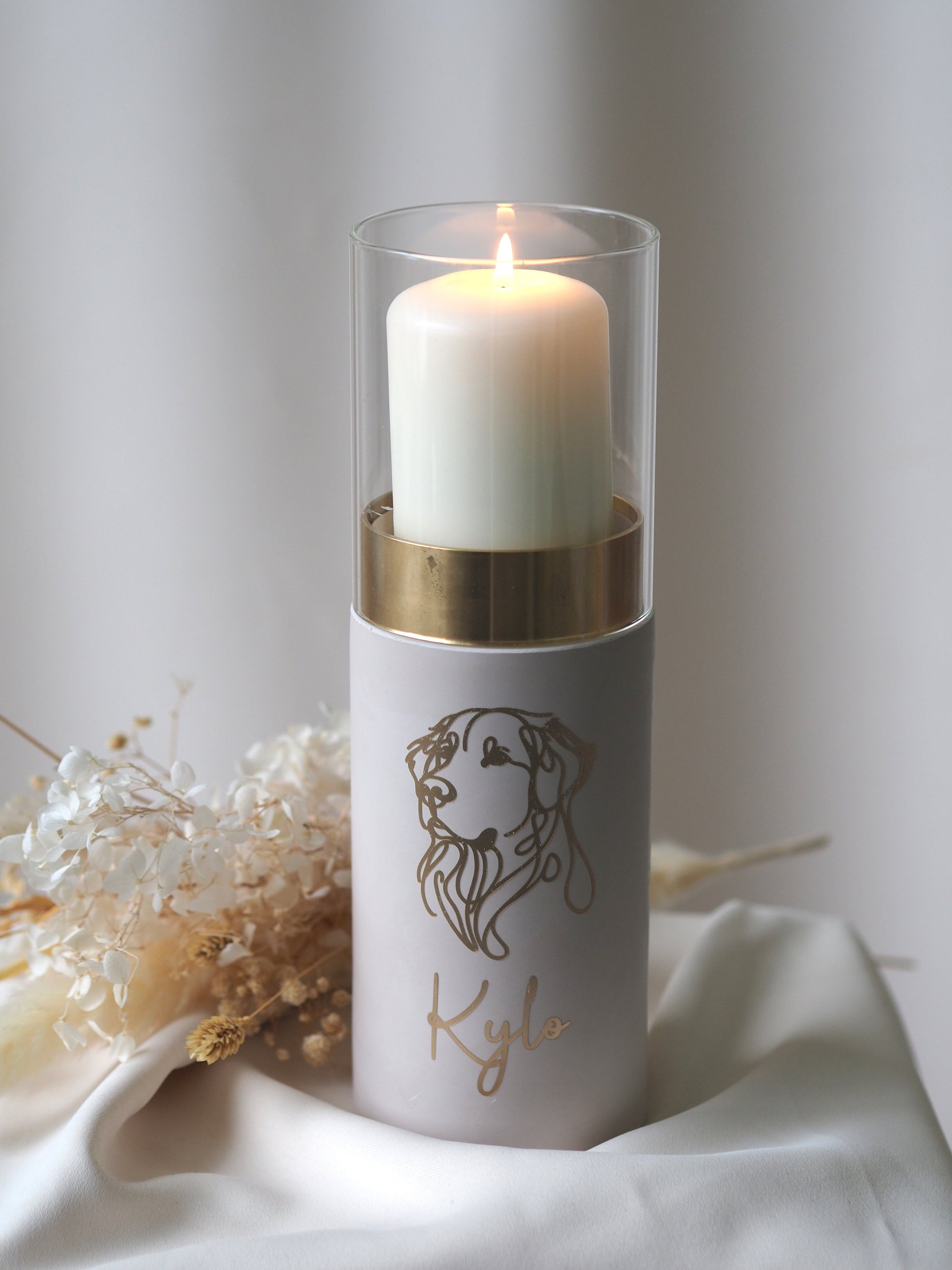 Personalisierte Urne als Windlicht mit goldenem Hundemotiv und Name Kylo im Hochformat