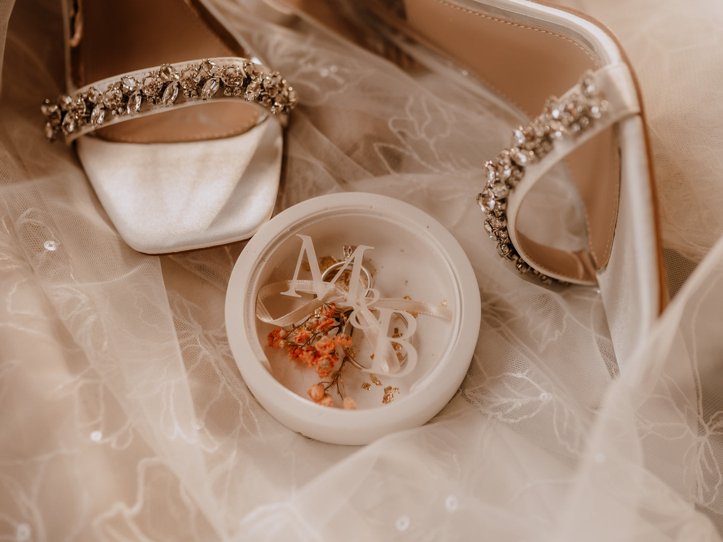 Modern ring box with laser-engraved acrylic disc | A special accessory for your wedding