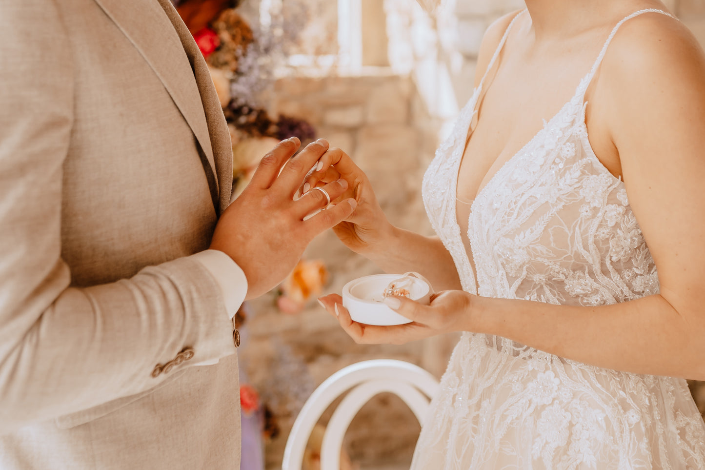 Modern ring box with laser-engraved acrylic disc | A special accessory for your wedding