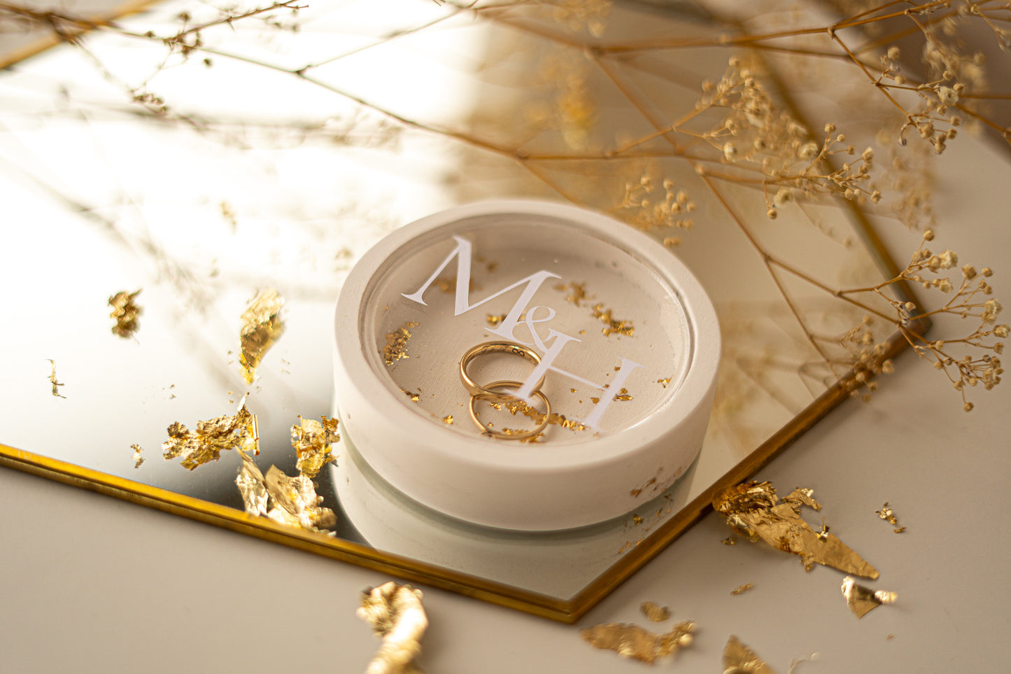 Modern ring box with personalized acrylic disc | A special accessory for your wedding