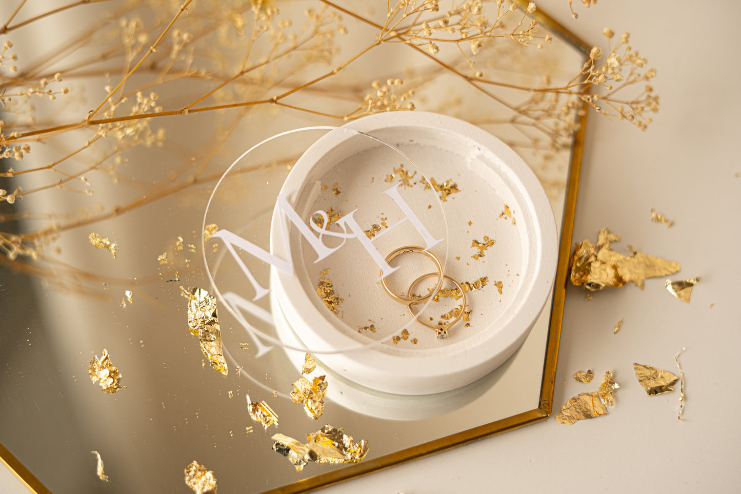 Modern ring box with personalized acrylic disc | A special accessory for your wedding