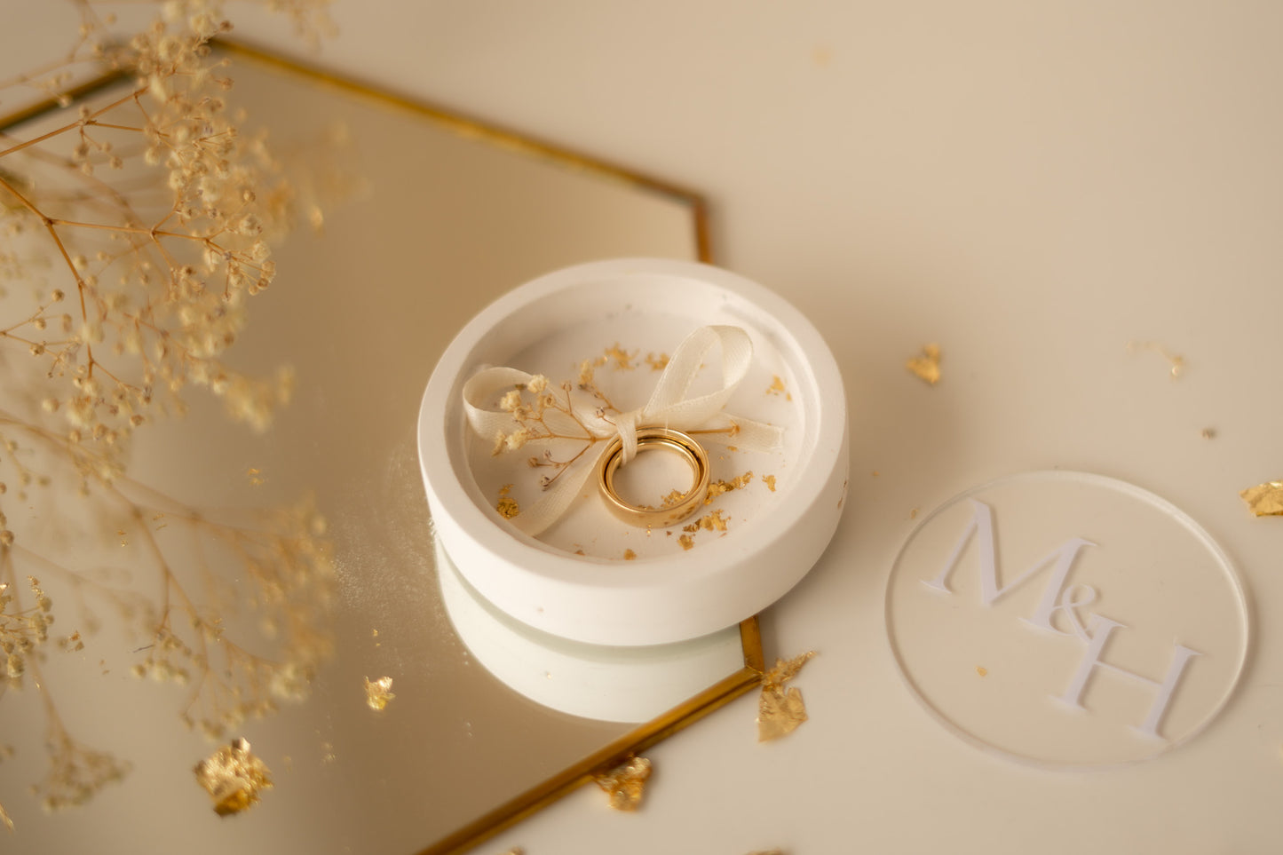 Modern ring box with personalized acrylic disc | A special accessory for your wedding