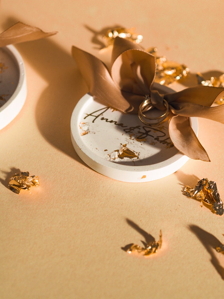 Moderne Ringschale mit goldenen Namen personalisiert