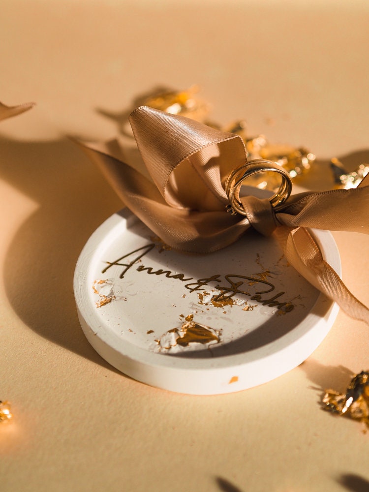 Moderne Ringschale mit goldenen Namen personalisiert