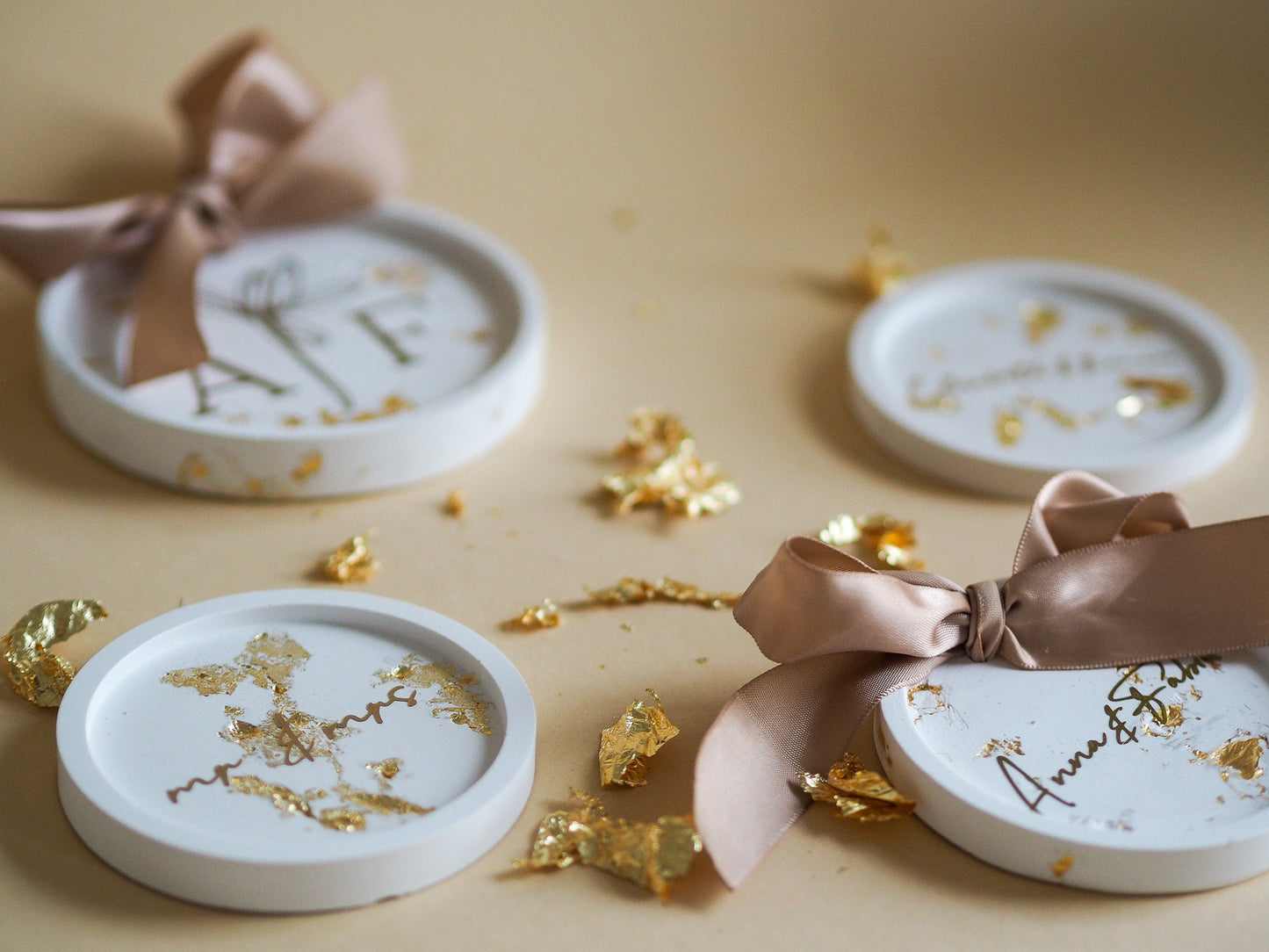 Moderne Ringschale mit goldenen Namen personalisiert