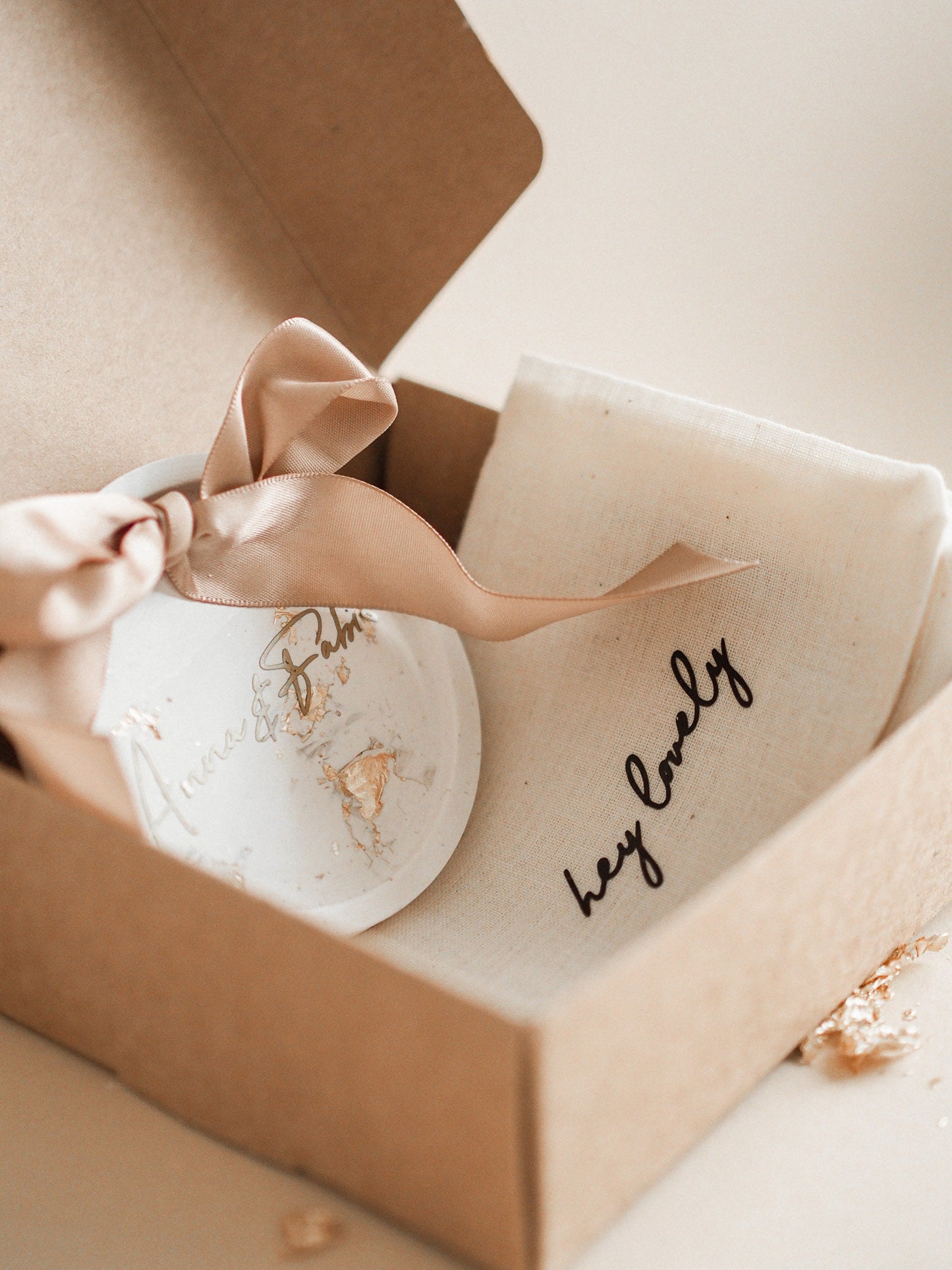Moderne Ringschale mit goldenen Namen personalisiert