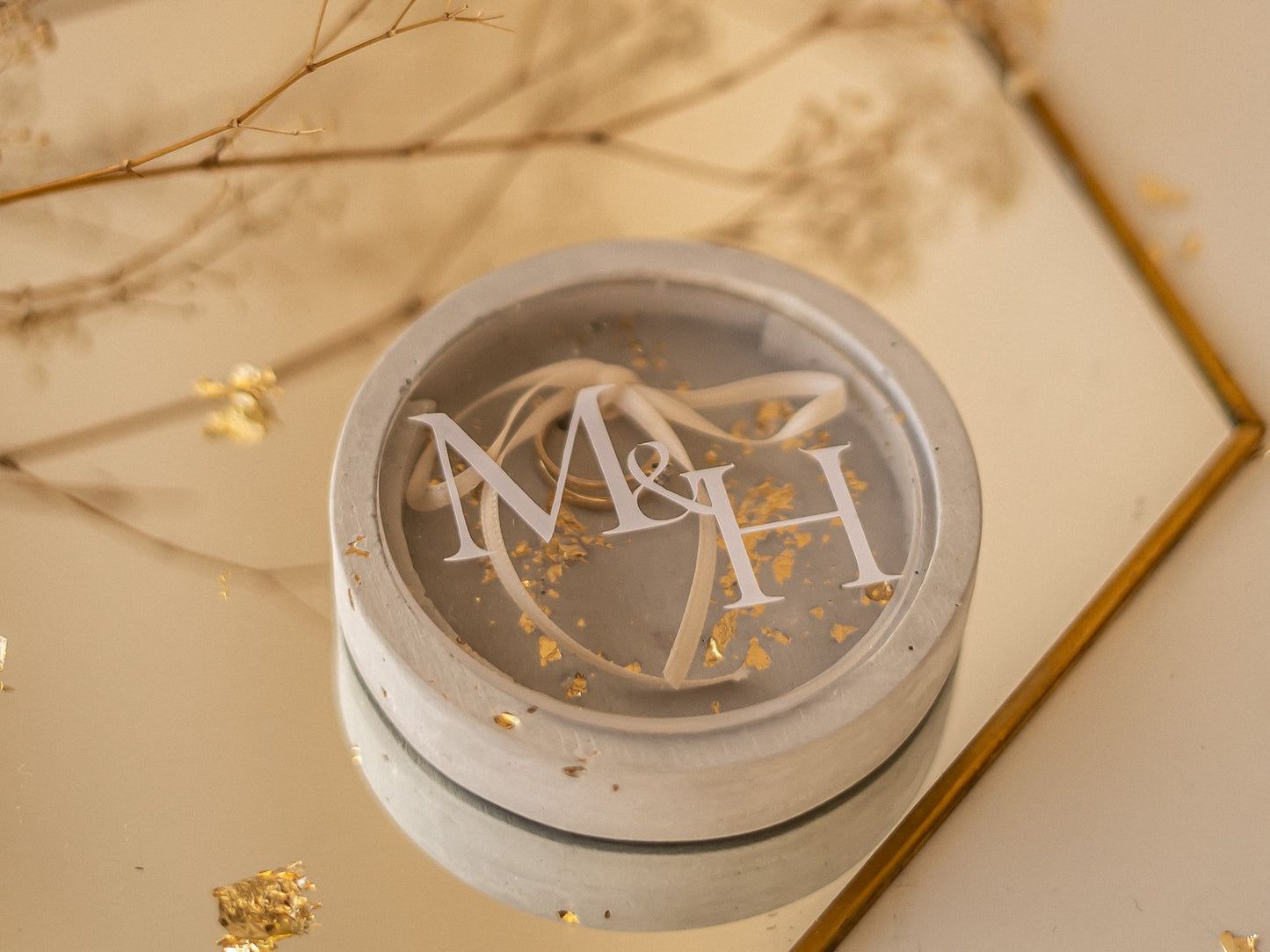 Moderne Ringbox grau mit personalisierter Acryl-Scheibe | Ein besonderes Accessoire für Deine Hochzeit