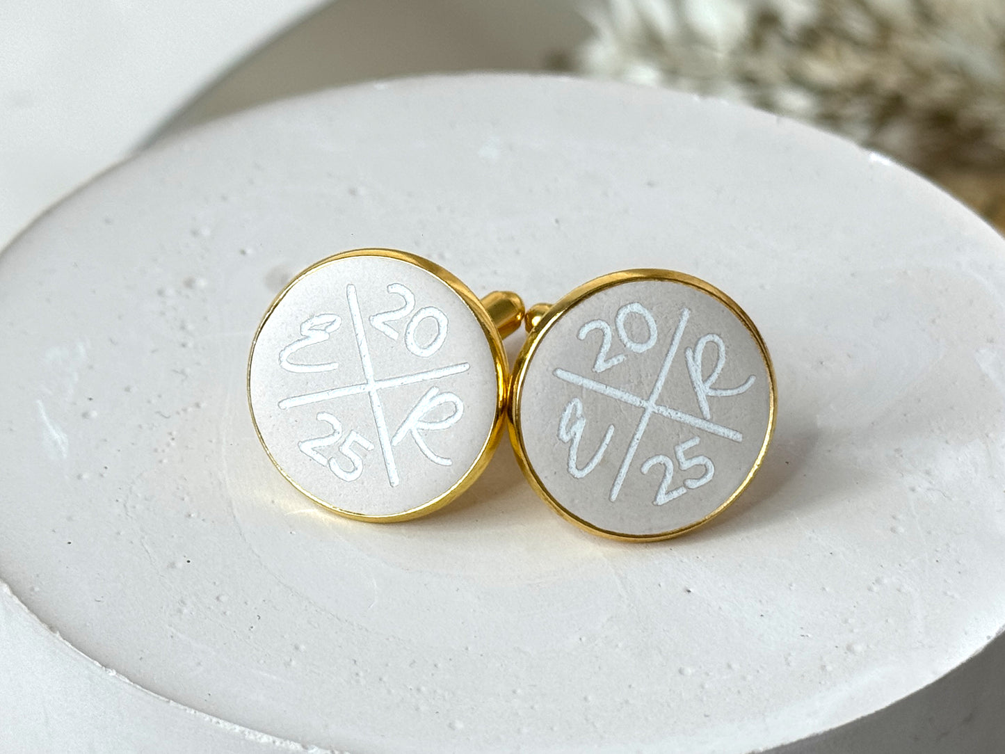 Gravierte Manschettenknöpfe in Betonoptik zur Hochzeit mit Initialen | Vergoldet mit Betonkern | Personalisiertes Geschenk für Männer
