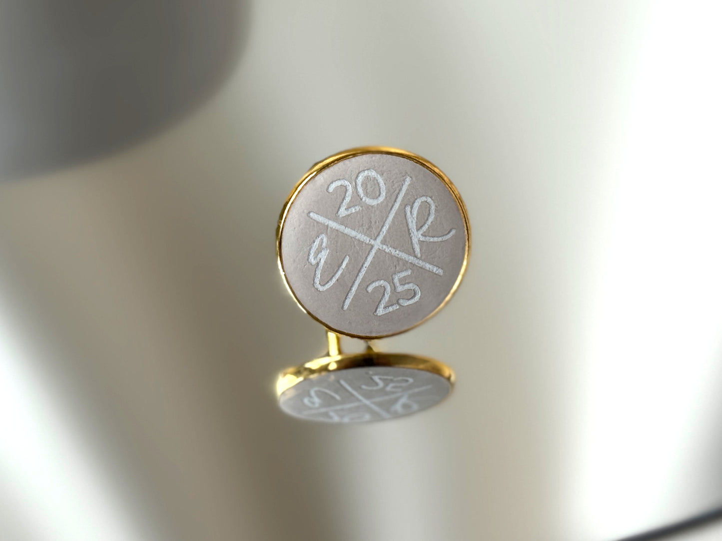 Gravierte Manschettenknöpfe in Betonoptik zur Hochzeit mit Initialen | Vergoldet mit Betonkern | Personalisiertes Geschenk für Männer