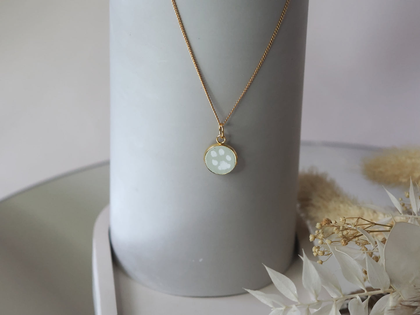 Personalisierte Halskette mit individuellem Pfotenabdruck mit Initalen | Erinnerung an deinen Hund | 24 Karat Gold | Betonschmuck