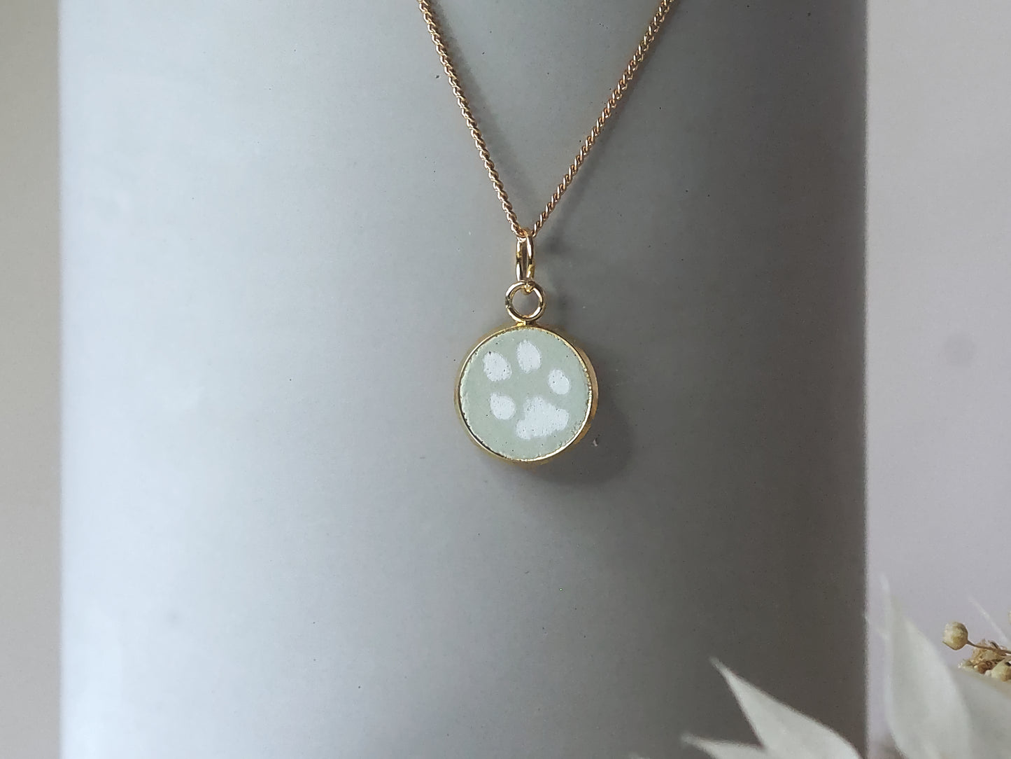 Personalisierte Halskette mit individuellem Pfotenabdruck mit Initalen | Erinnerung an deinen Hund | 24 Karat Gold | Betonschmuck