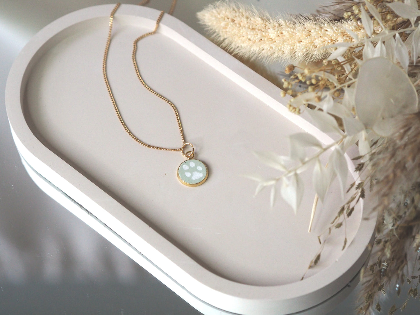 Personalisierte Halskette mit individuellem Pfotenabdruck mit Initalen | Erinnerung an deinen Hund | 24 Karat Gold | Betonschmuck