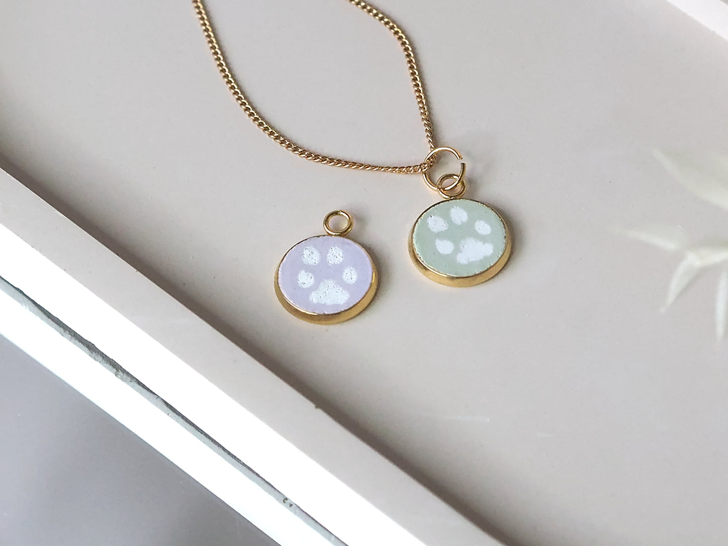 Personalisierte Halskette mit individuellem Pfotenabdruck mit Initalen | Erinnerung an deinen Hund | 24 Karat Gold | Betonschmuck