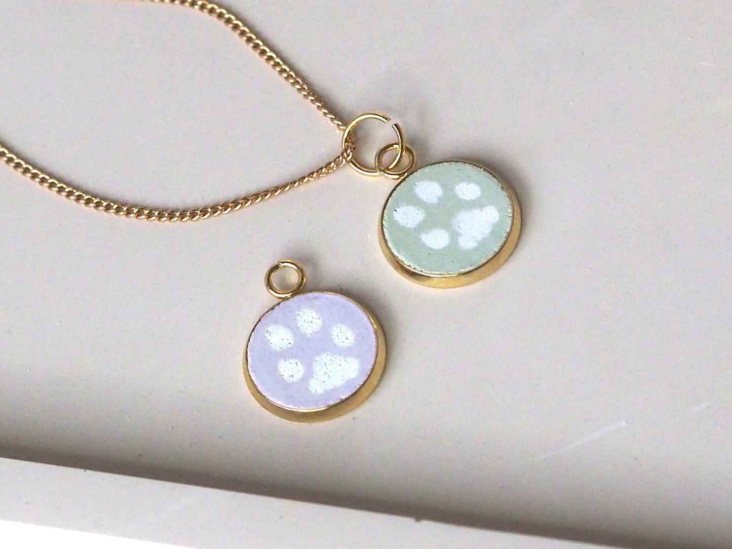 Personalisierte Halskette mit individuellem Pfotenabdruck mit Initalen | Erinnerung an deinen Hund | 24 Karat Gold | Betonschmuck