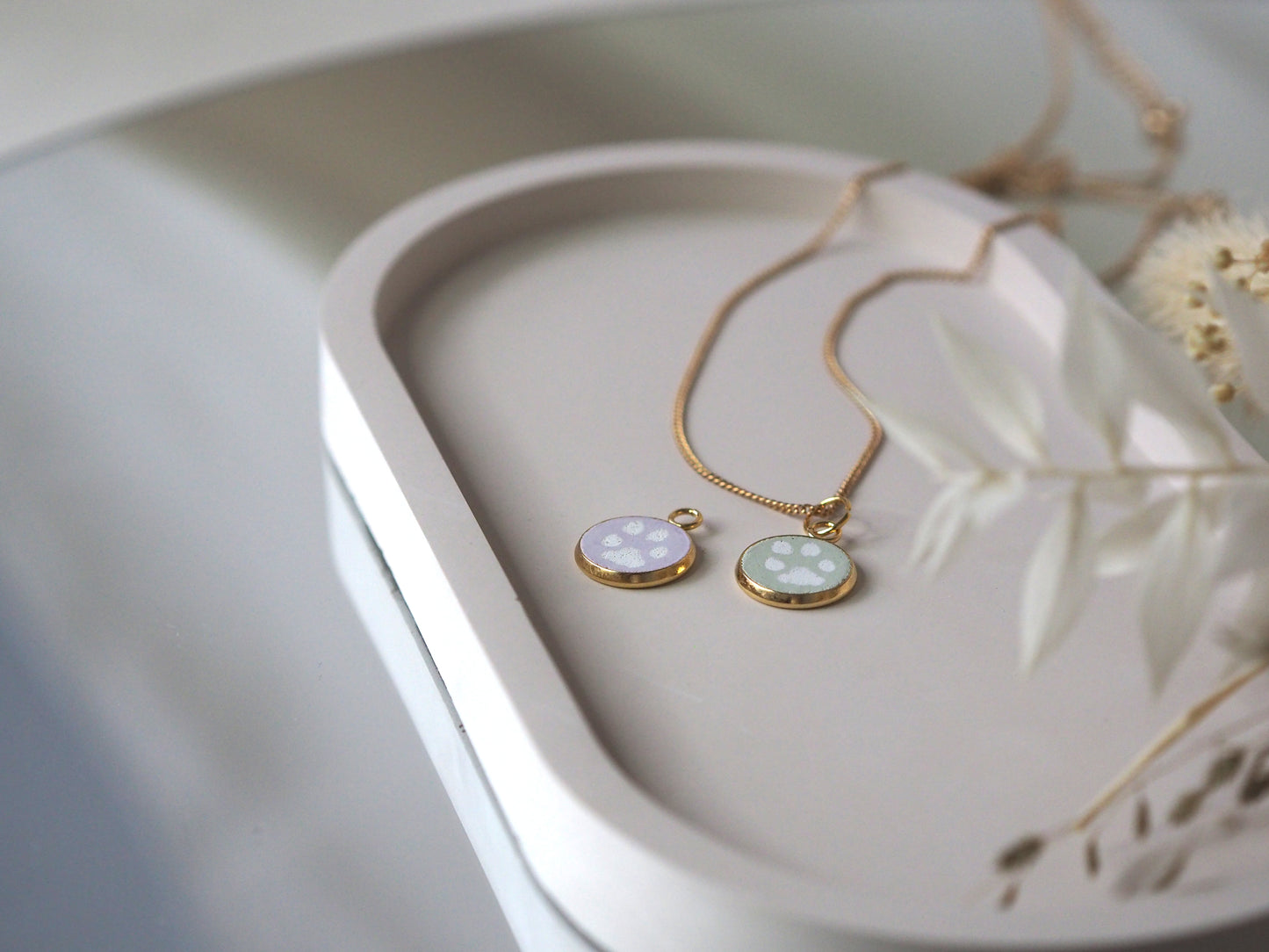 Personalisierte Halskette mit individuellem Pfotenabdruck mit Initalen | Erinnerung an deinen Hund | 24 Karat Gold | Betonschmuck