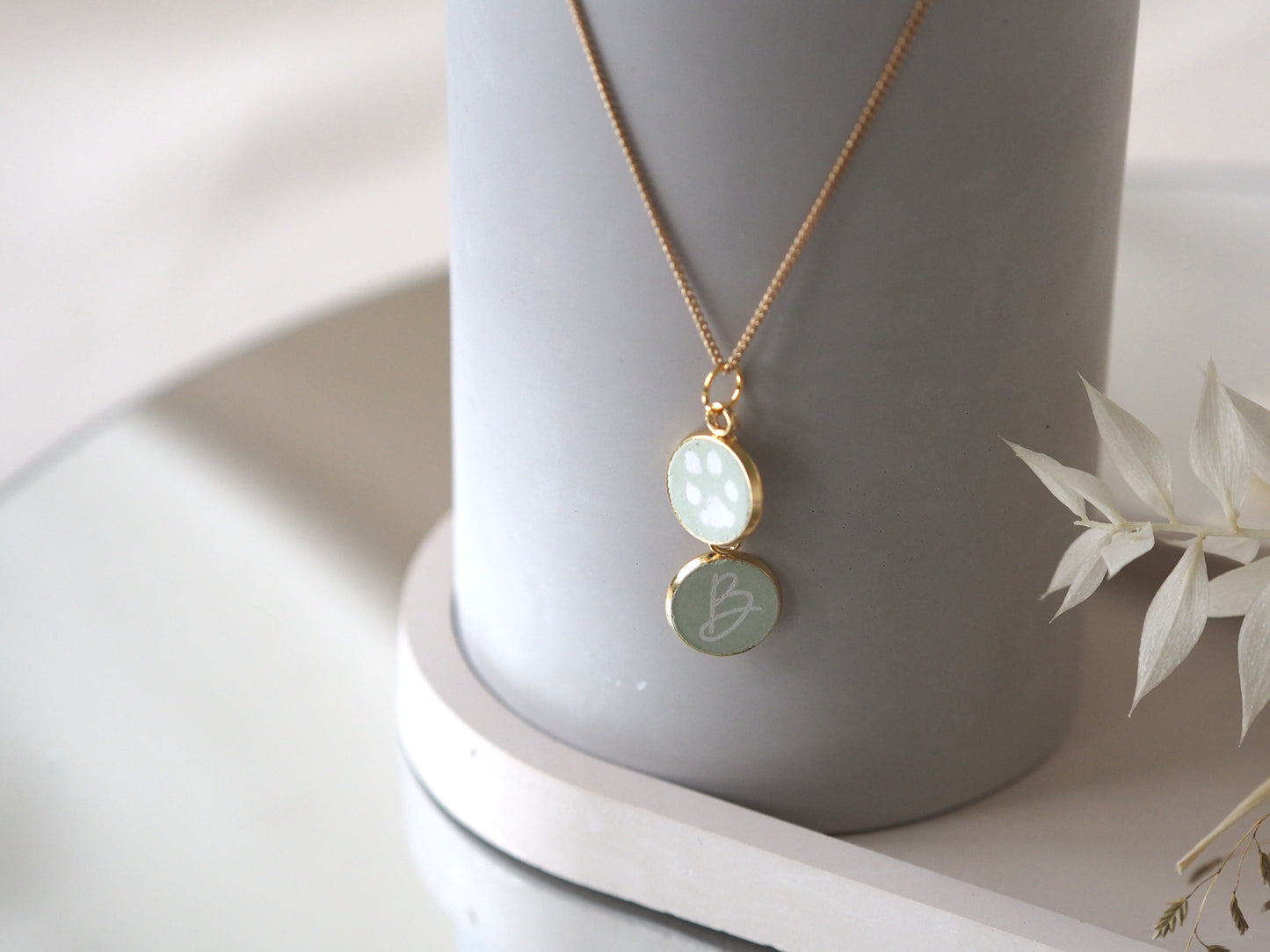 Personalisierte Halskette mit individuellem Pfotenabdruck mit Initalen | Erinnerung an deinen Hund | 24 Karat Gold | Betonschmuck