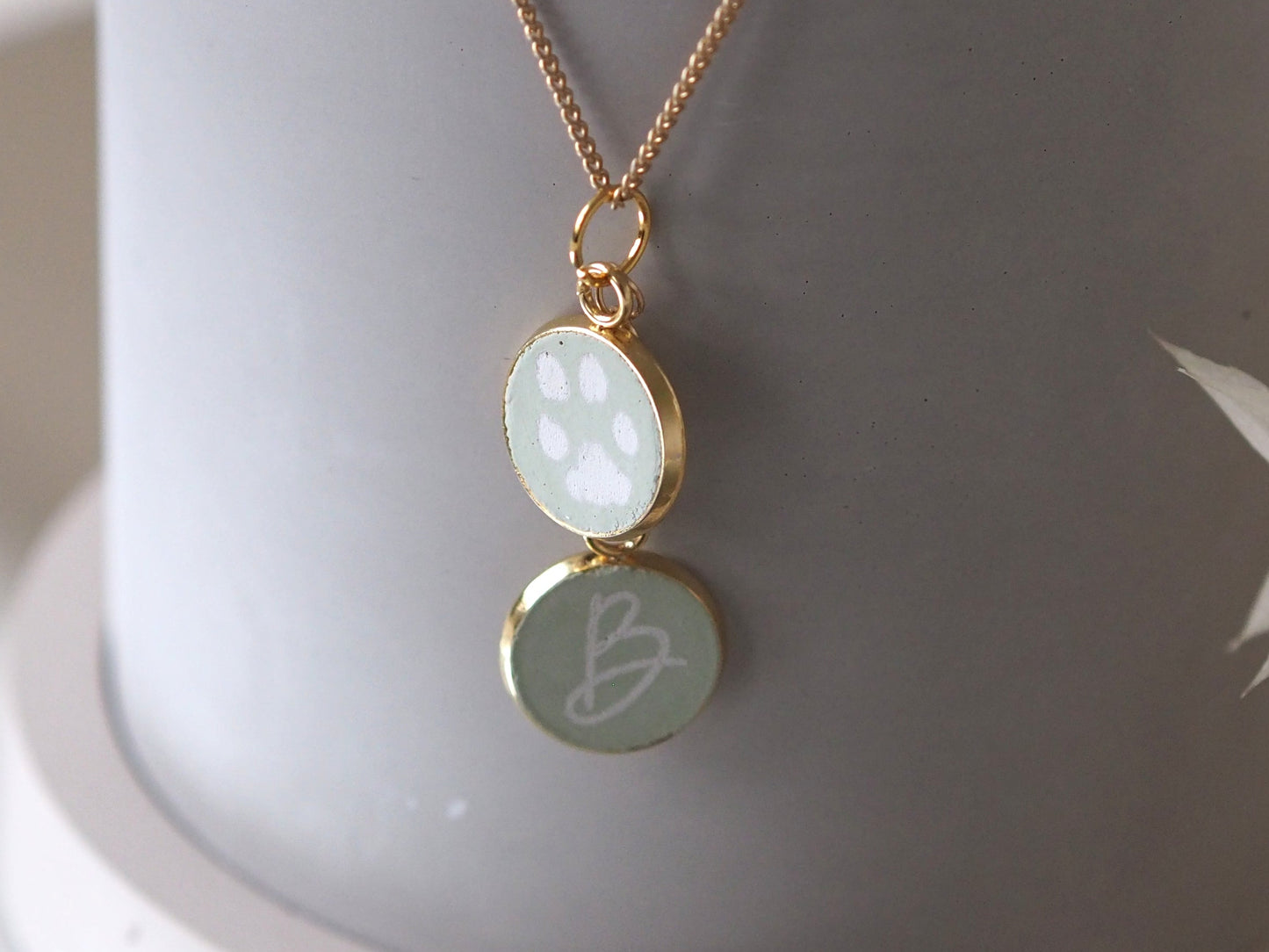 Personalisierte Halskette mit individuellem Pfotenabdruck mit Initalen | Erinnerung an deinen Hund | 24 Karat Gold | Betonschmuck