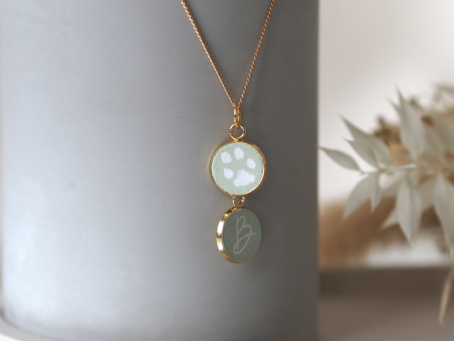 Personalisierte Halskette mit individuellem Pfotenabdruck mit Initalen | Erinnerung an deinen Hund | 24 Karat Gold | Betonschmuck