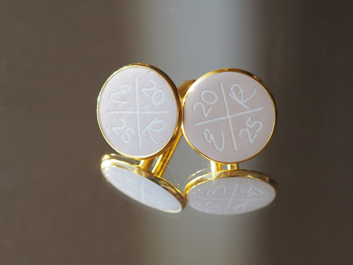 Gravierte Manschettenknöpfe in Betonoptik zur Hochzeit mit Initialen | Vergoldet mit Betonkern | Personalisiertes Geschenk für Männer