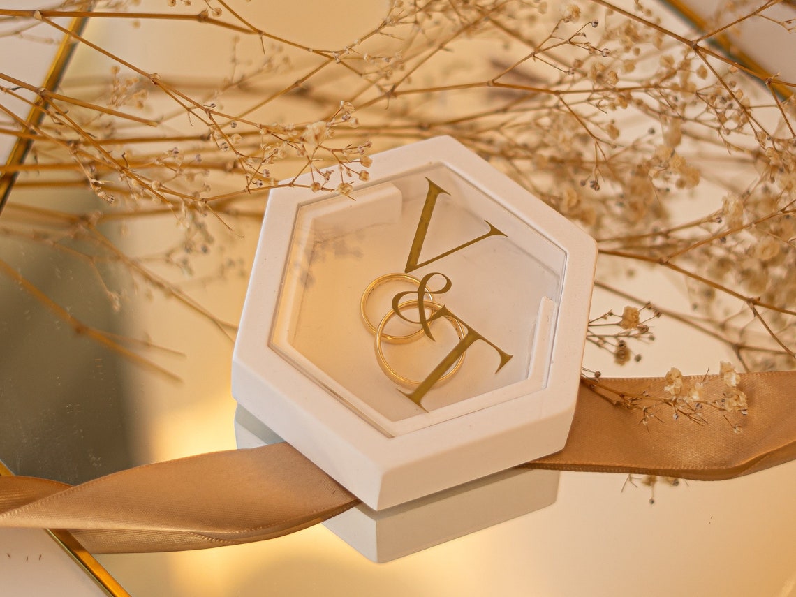 Moderne Ringbox hexagonal mit personalisierter Acryl-Scheibe | Ein besonderes Accessoire für Deine Hochzeit