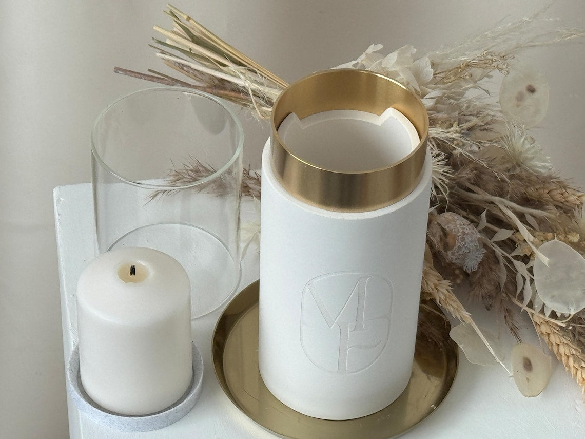 Personalisierte Hochzeitskerze in weiß als Windlicht mit goldenem Ring | Traukerze | LED Kerze | Wiederverwendbare Kerze für eure Trauung mit Initialen und Datum