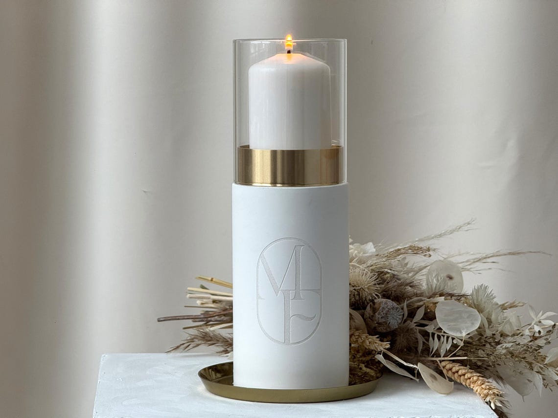 Personalisierte Hochzeitskerze in weiß als Windlicht mit goldenem Ring | Traukerze | LED Kerze | Wiederverwendbare Kerze für eure Trauung mit Initialen und Datum