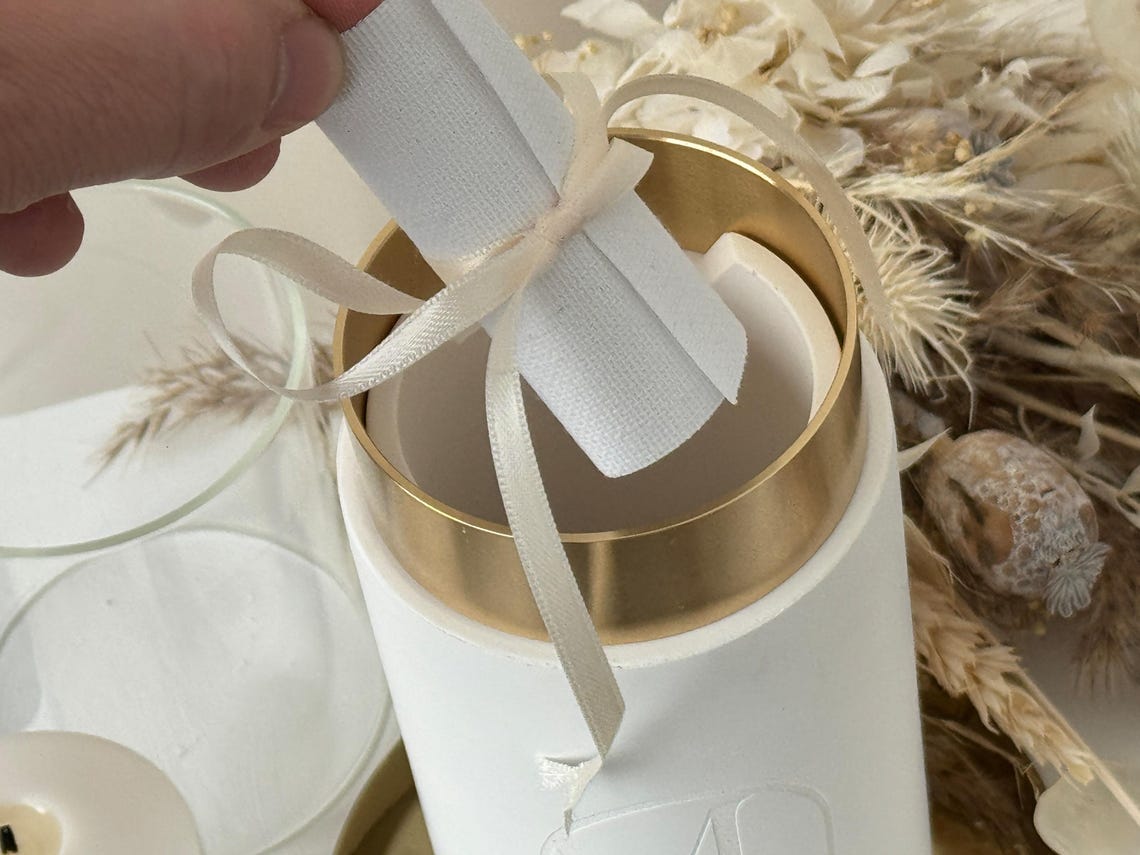 Personalisierte Hochzeitskerze in weiß als Windlicht mit goldenem Ring | Traukerze | LED Kerze | Wiederverwendbare Kerze für eure Trauung mit Initialen und Datum
