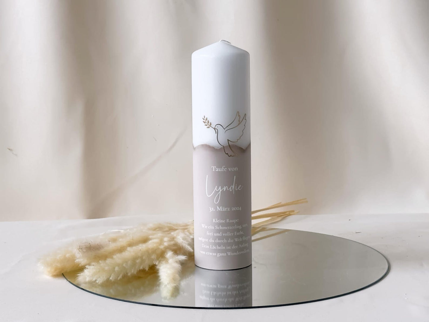 Taufkerze in verschiedenen Farben mit Name, Datum und Taufspruch personalisiert
