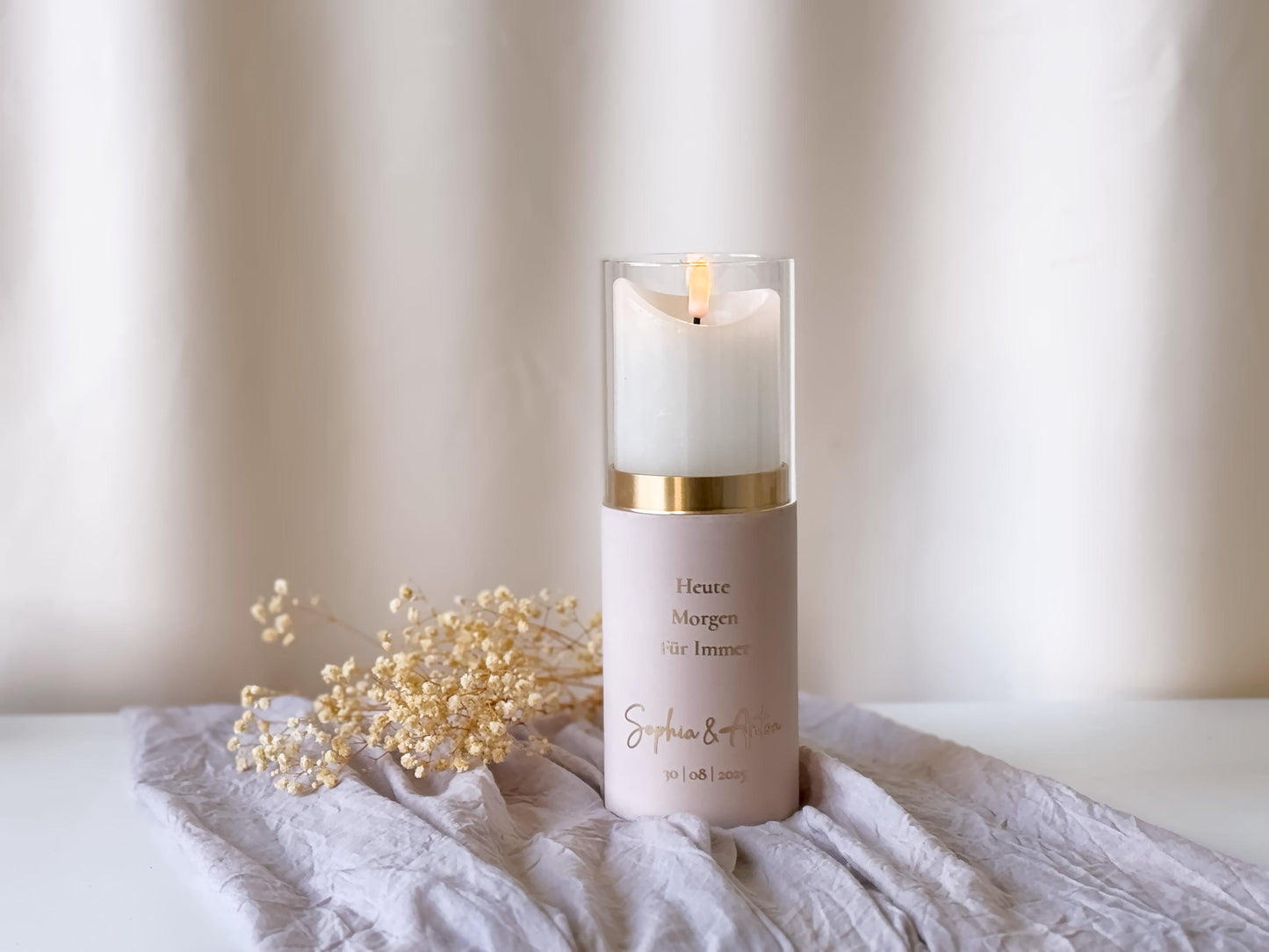 Personalisierte Hochzeitskerze als Windlicht mit goldenem Ring | Traukerze | LED Kerze | Wiederverwendbare Kerze für eure Trauung mit Namen, Datum und Trauspruch